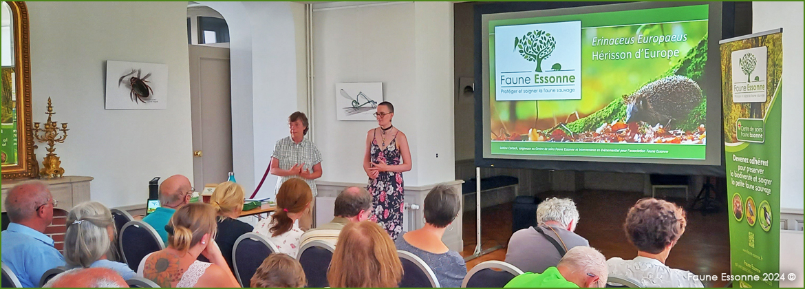 Photo représentant Véronique Beckers et Sabine Carlach présentant leur exposé sur le Hérisson d'Europe